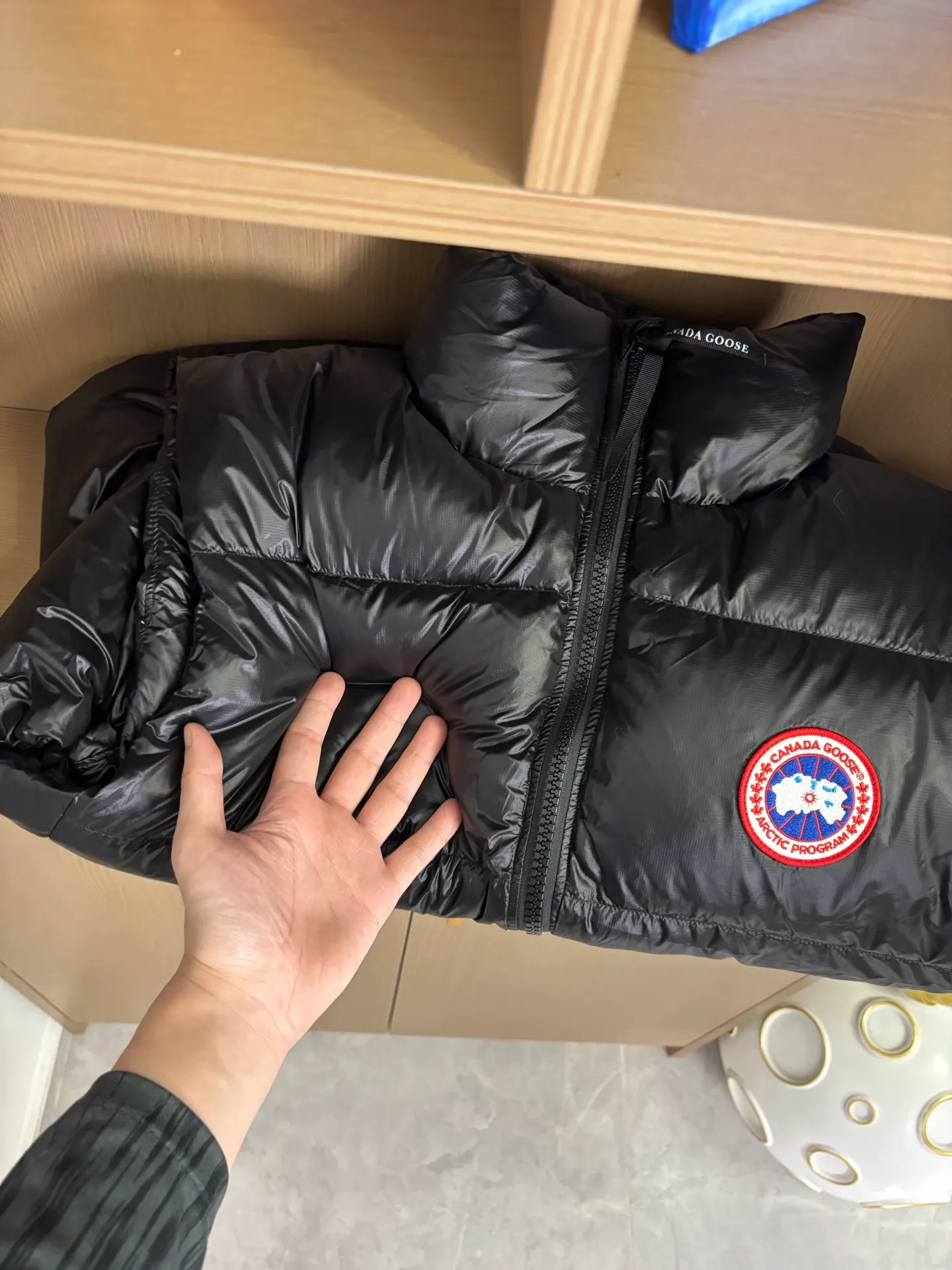 P570 Style number: DC193# [Canada Goose] Big Goose 🦢National Standard 90 White Duck Down Puff Down Vest Canada Goose official website model 1:1:1 customized New national standard down cotton has better thermal insulation performance, is light and not heavy, and has good loft recovery after compression! Filled with 90% white duck down, it is the legendary warmest down jacket and is known as a must-have for Arctic outdoor sports! Waterproof, diamond-resistant and fade-resistant 24-count calendered woolen surface (waterproof level is consistent with the level of ball-bearing raincoats). Canada Goose has always been recognized as the warmest down jacket and the most popular down jacket in the world. Major celebrities are rushing to buy it, and it is a must-have!  Color: Silver Black Blue Size: XS-S-M-L-XL [Picture 9️⃣Size Chart]